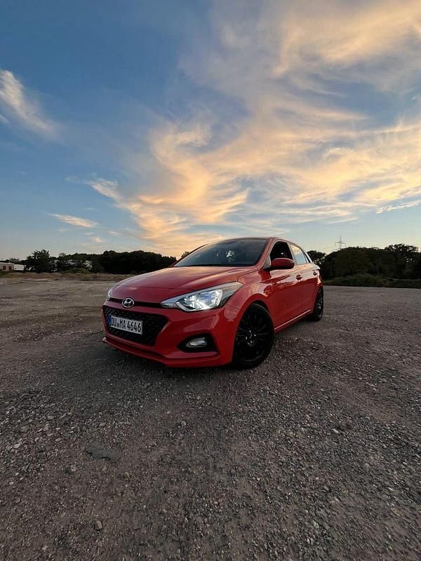 Rot Gebraucht 2018 Hyundai i20 Kleinwagen | 9.600 € (Guter Preis) - Bild 1/4