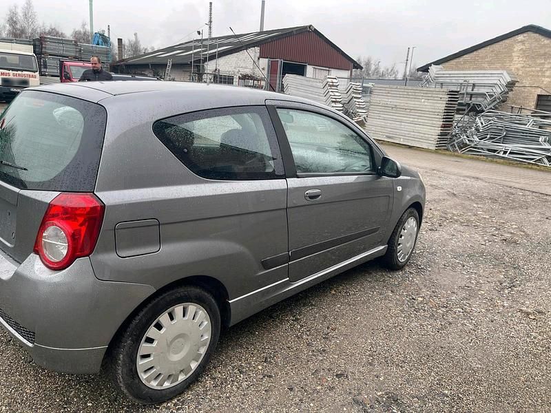 Gebraucht Chevrolet Aveo 88 PS (64 kW) 2010 Grau Kleinwagen