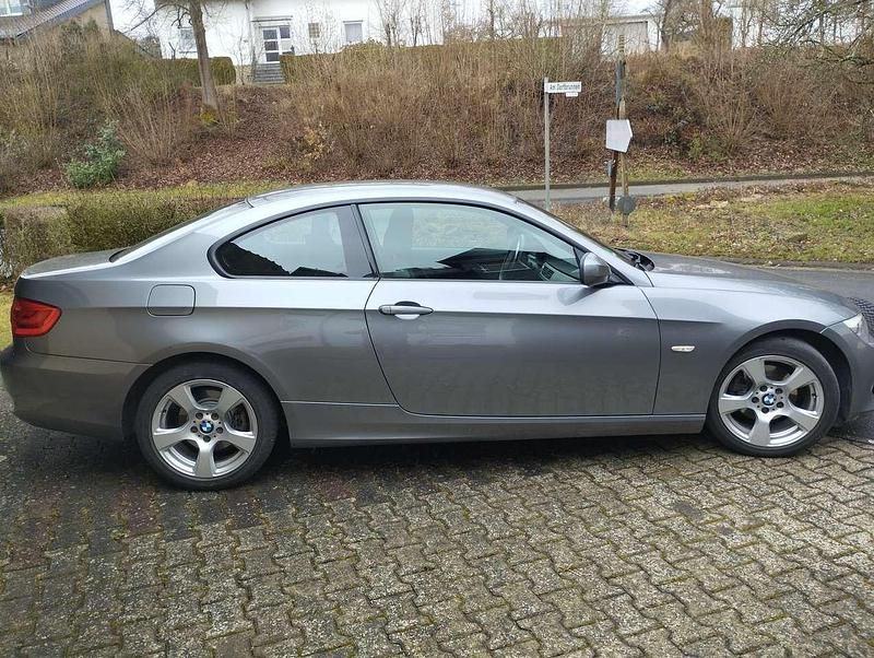 Gebraucht BMW 320 170 PS (125 kW) 2010 Grau Coupé