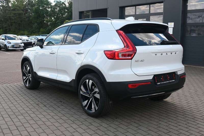 Gebraucht Volvo XC40 Plus 197 PS (144 kW) 2024 Crystal white pearl SUV