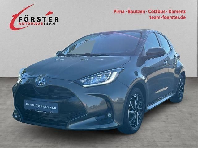 Braun Gebraucht 2021 Toyota Yaris Club Limousine | 16.980 € (Fairer Preis) - Bild 1/4