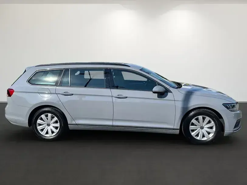 Gebraucht VW Passat Basis 150 PS (110 kW) 2023 Mondsteingrau Kombi