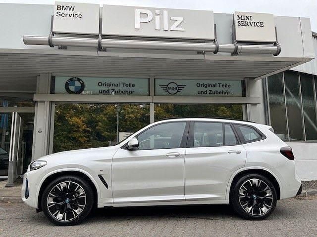 Weiß Gebraucht 2024 BMW iX3 Impressive SUV | 52.450 € (Fairer Preis) - Bild 1/4