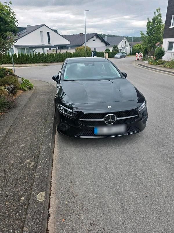 Schwarz Gebraucht 2023 Mercedes A180 Limousine | 24.800 € (Superpreis) - Bild 1/4