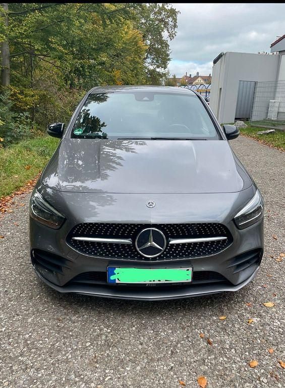 Grau Gebraucht 2019 Mercedes B200 AMG line Van / Kleinbus | 21.900 € (Fairer Preis) - Bild 1/4
