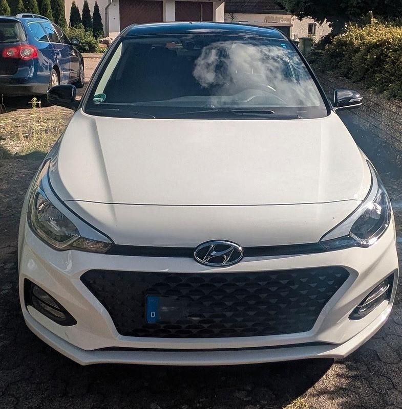 Weiß Gebraucht 2020 Hyundai i20 Active Kleinwagen | 11.750 € (Fairer Preis) - Bild 1/4