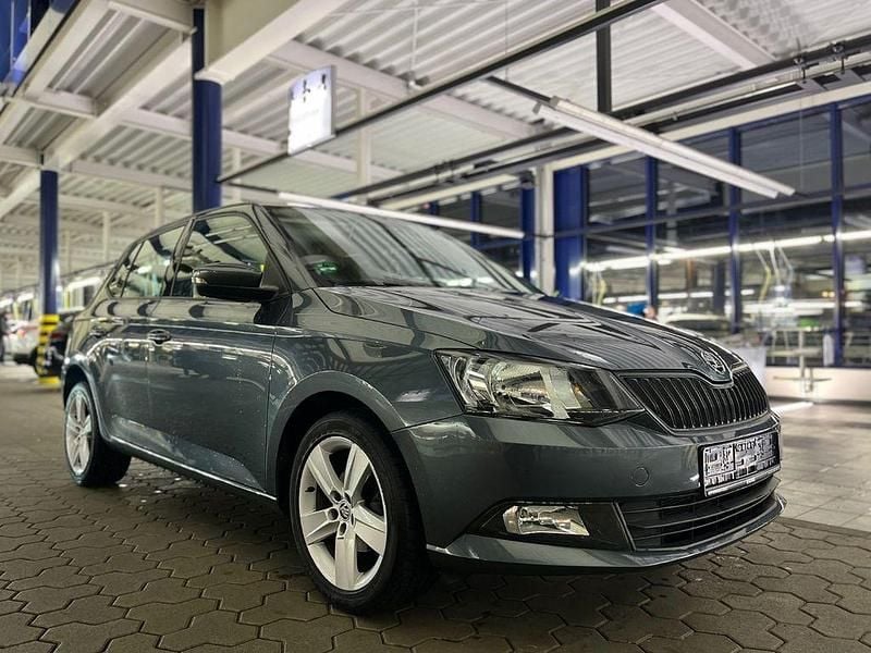 Grau Gebraucht 2017 Skoda Fabia Cool Plus Limousine | 7.999 € (Fairer Preis) - Bild 1/4