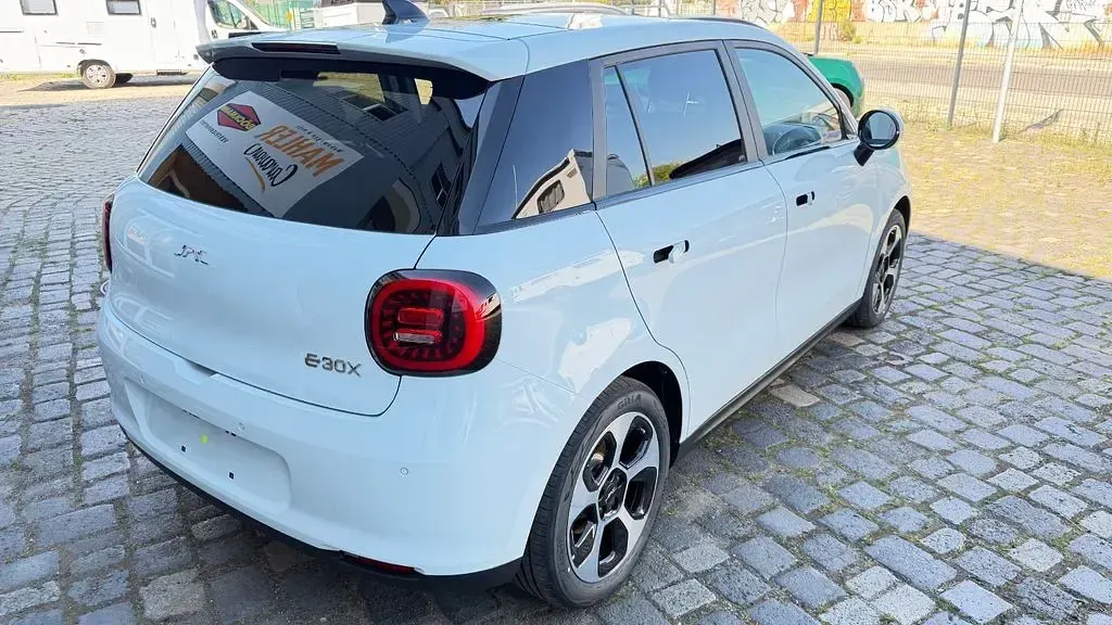 Neu JAC E30X 100 kW (136 PS) 2026 Blau Kleinwagen