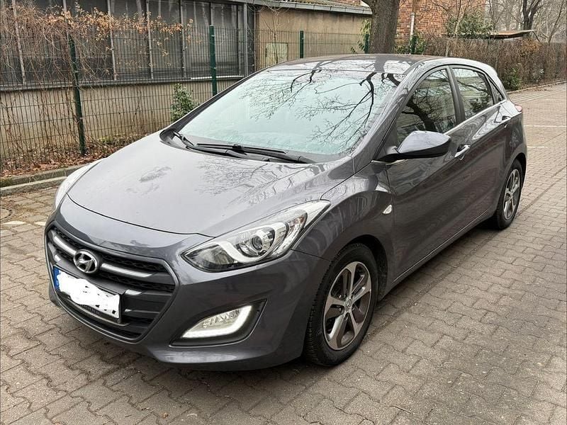 Grau Gebraucht 2015 Hyundai i30 Style Limousine | 8.300 € (Guter Preis) - Bild 1/4