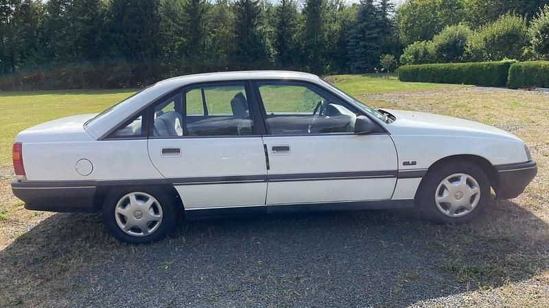 Second-hand Opel Omega 116 CP (85 kW) 1987 Alb Berlinǎ