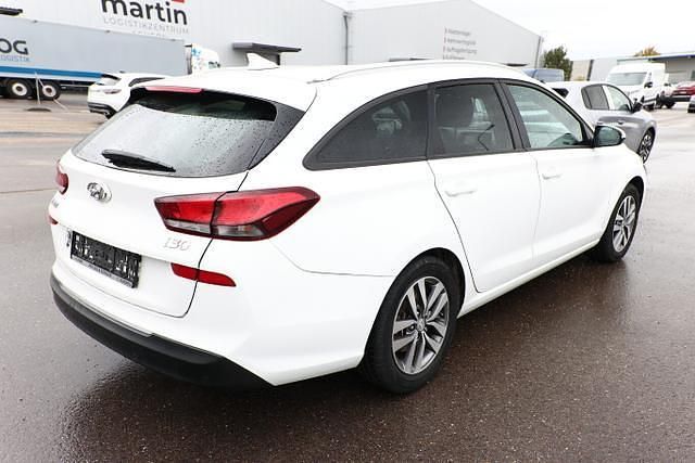 Polar white polar white Gebraucht 2017 Hyundai i30 Kombi | 15.189 € (Teuer) - Bild 1/4