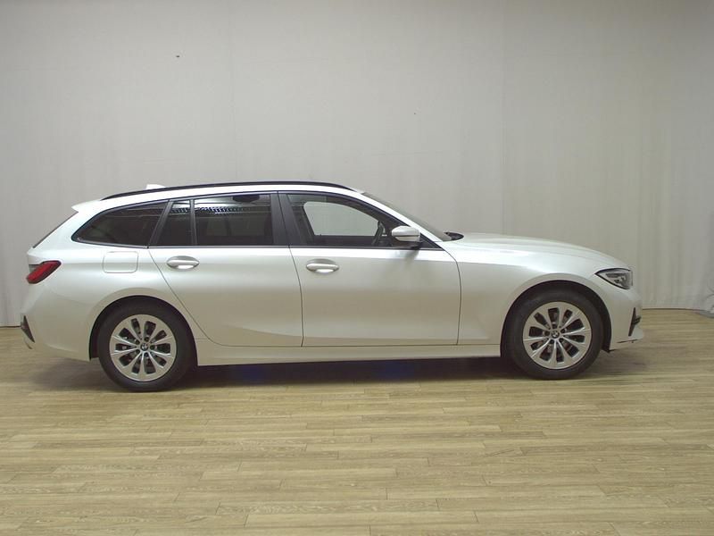 Weiss Gebraucht 2021 BMW 318 Advantage Kombi | 23.480 € (Fairer Preis) - Bild 1/4