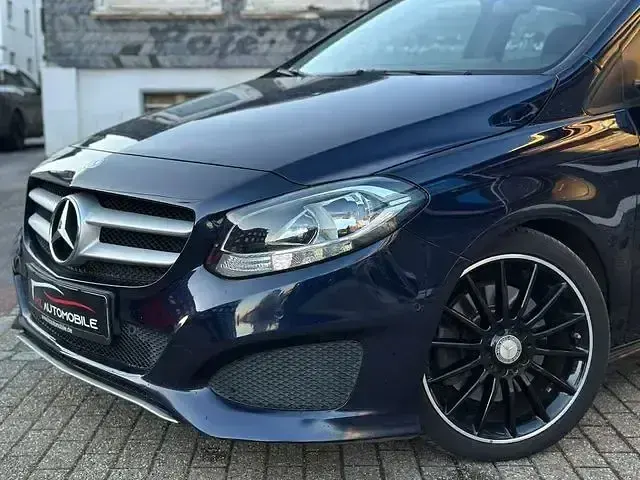 Gebraucht Mercedes B250 AMG line 211 PS (155 kW) 2017 Blau Kleinwagen