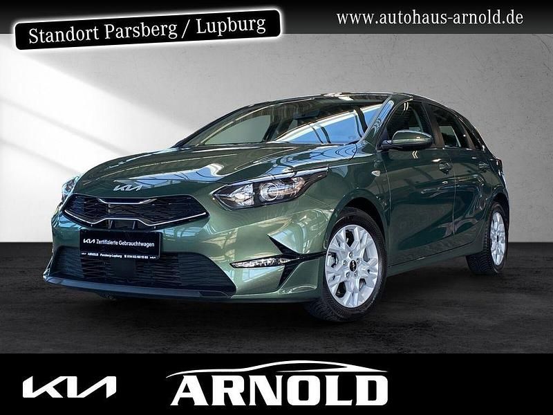 Grün (experiencegrün) Gebraucht 2024 Kia Ceed Comfort Limousine | 22.170 € (Superpreis) - Bild 1/4