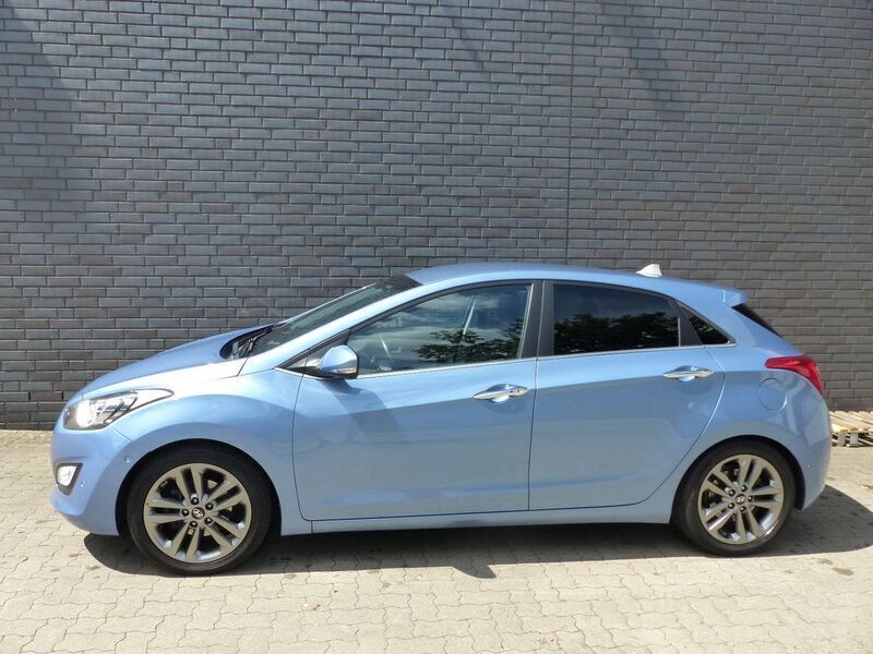 Blau Gebraucht 2016 Hyundai i30 Premium Limousine | 14.598 € (Fairer Preis) - Bild 1/4