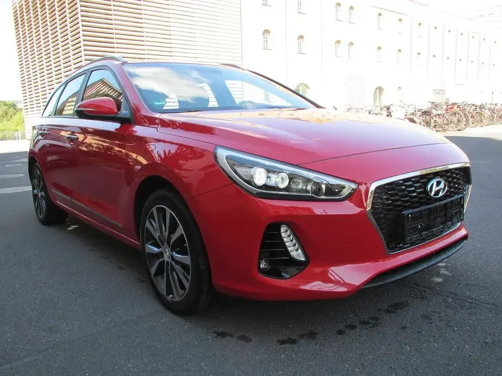 Gebraucht Hyundai i30 Trend 120 PS (88 kW) 2017 Rot Kombi