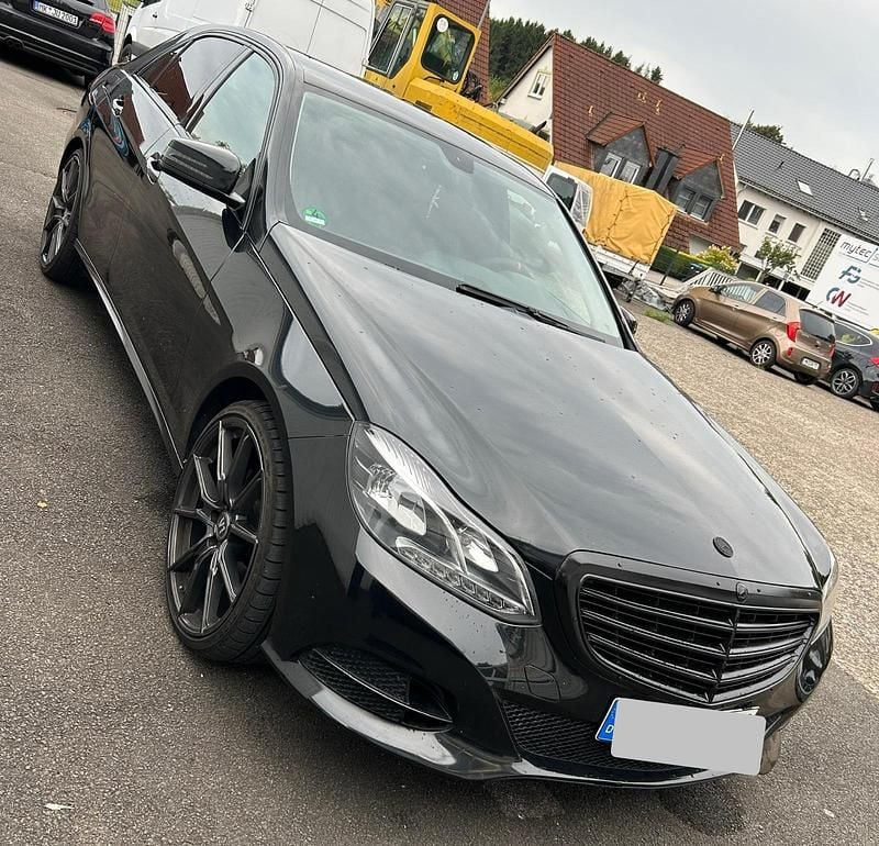 Schwarz Gebraucht 2014 Mercedes E200 Limousine | 9.500 € (Guter Preis) - Bild 1/4