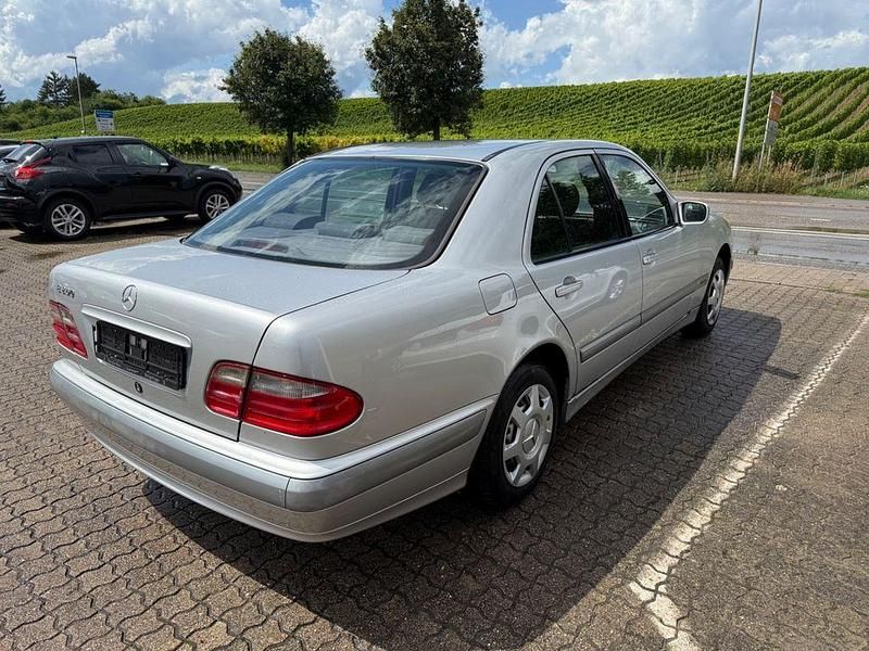 Gebraucht Mercedes E200 Classic 163 PS (119 kW) 2001 Silber Limousine