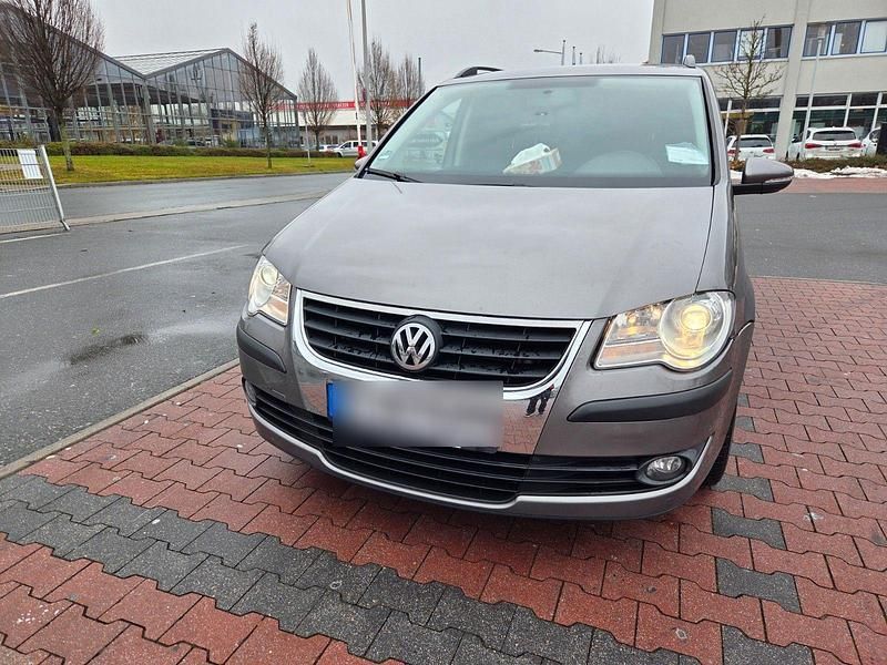 Grau Gebraucht 2010 VW Touran Trendline Van / Kleinbus | 3.600 € (Etwas zu teuer) - Bild 1/4