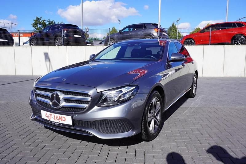 Grau Gebraucht 2018 Mercedes E200 Avantgarde Limousine | 26.990 € (Fairer Preis) - Bild 1/4