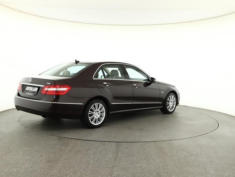 Gebraucht Mercedes E350 Avantgarde 264 PS (194 kW) 2010 Cupritbraun Limousine