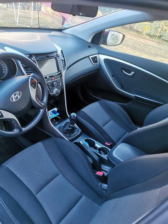 Gebraucht Hyundai i30 Style 99 PS (72 kW) 2013 Rot Limousine