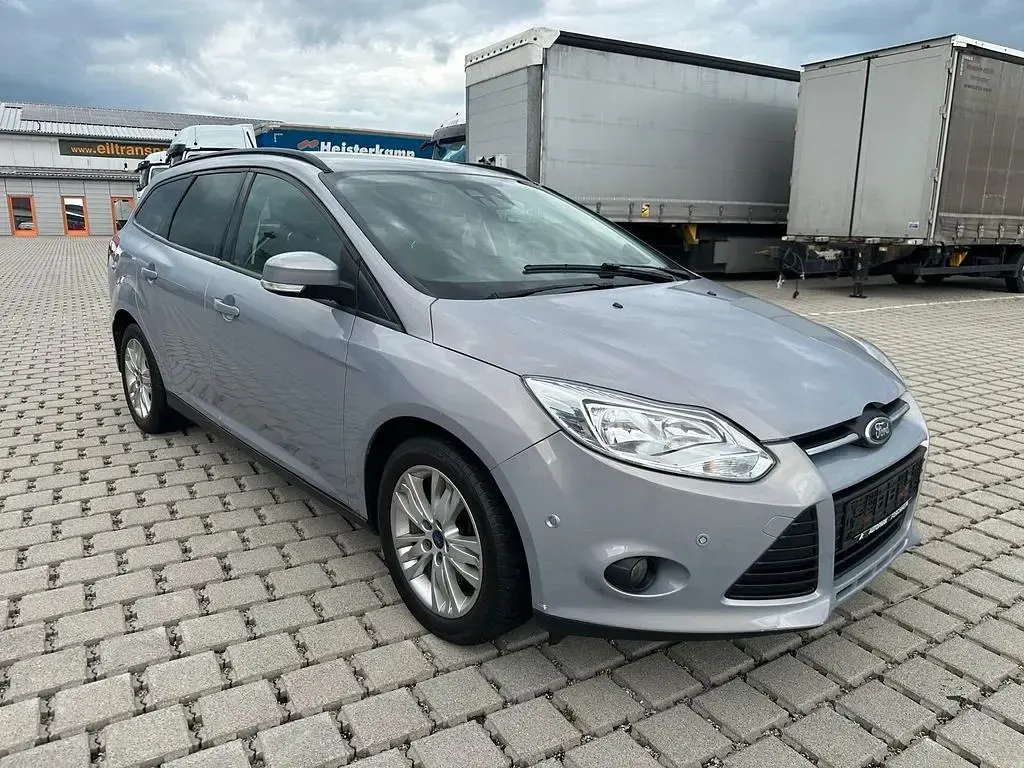 Gebraucht Ford Focus Trend 116 PS (85 kW) 2011 Grau Limousine