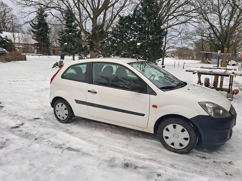 Weiß Gebraucht 2006 VW Golf IV Kleinwagen | 1.350 € - Bild 1/4