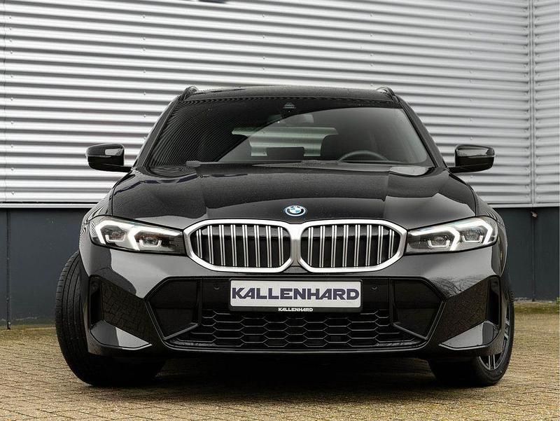 Gebraucht BMW 330e Performance 292 PS (214 kW) 2024 Blacksapphire metallic (475) Kombi