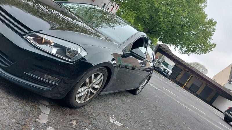 Schwarz Gebraucht 2015 VW Golf VII Trendline Limousine | 7.599 € (Superpreis) - Bild 1/4