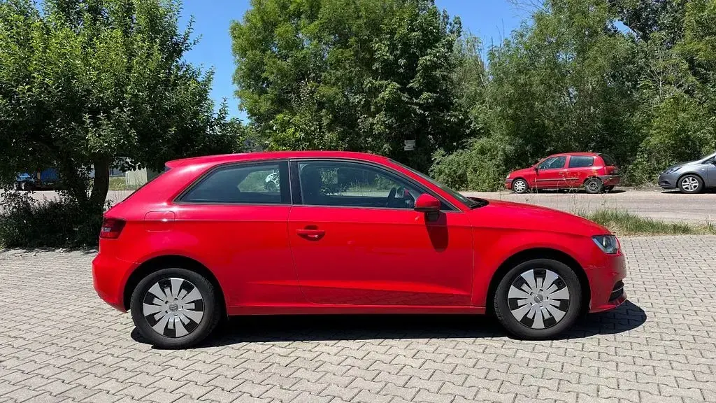 Gebraucht Audi A3 Attraction 105 PS (77 kW) 2013 Rot Kleinwagen
