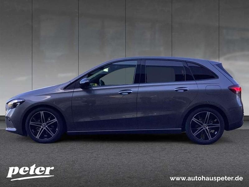 Gebraucht Mercedes B200 Night 163 PS (119 kW) 2024 Metalliclack mountaingrau Van / Kleinbus