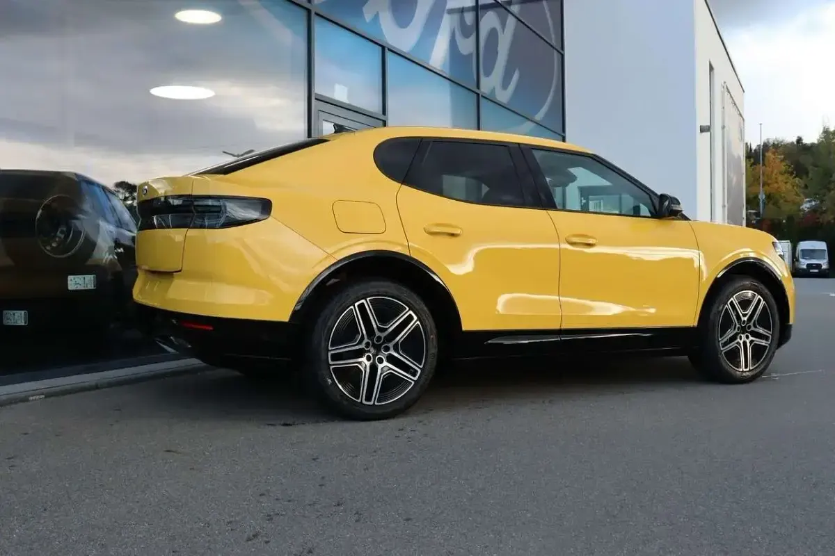 Neu Ford Capri Standard Range 139 kW (190 PS) 2026 Vivid yellow SUV