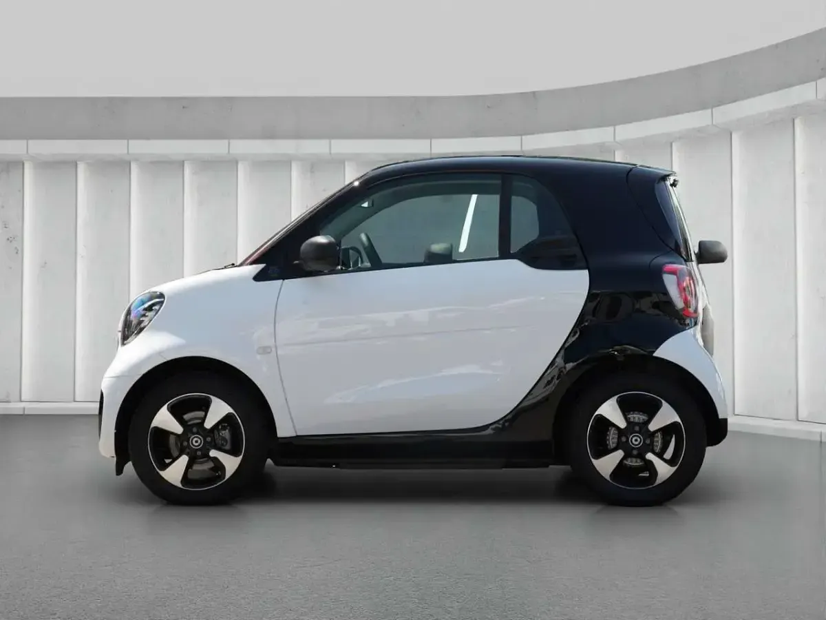 Gebraucht Smart ForTwo Coupé 60 kW (82 PS) 2024 Bodypanels in white Kleinwagen