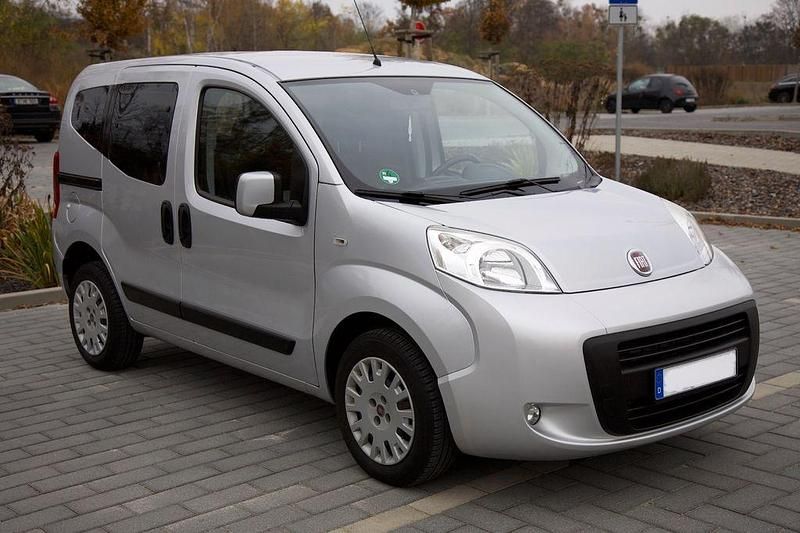 Silber Gebraucht 2010 Fiat Qubo Trekking Van / Kleinbus | 3.900 € (Fairer Preis) - Bild 1/4