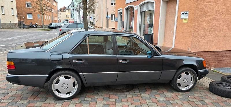 Gebraucht Mercedes E200 118 PS (86 kW) 1993 Schwarz Limousine