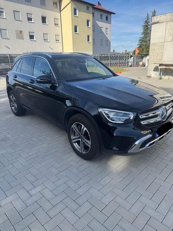 Schwarz Gebraucht 2021 Mercedes GLC300e SUV | 30.800 € (Superpreis) - Bild 1/4