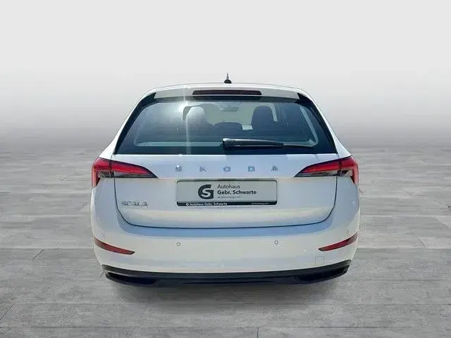 Gebraucht Skoda Scala Ambition 95 PS (69 kW) 2023 Weiß Kleinwagen
