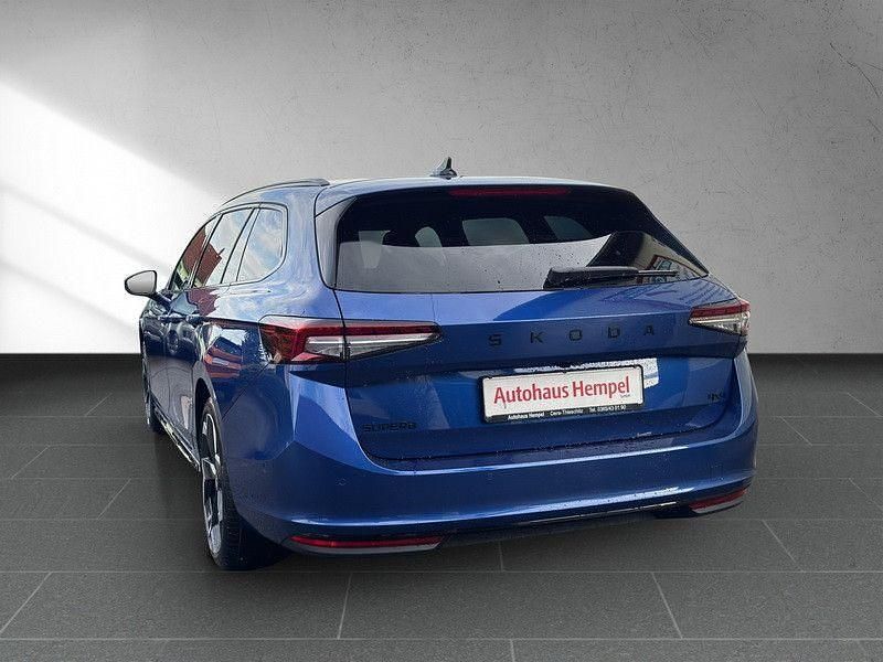 Neu Skoda Superb SportLine 265 PS (194 kW) 2025 Blau Kombi