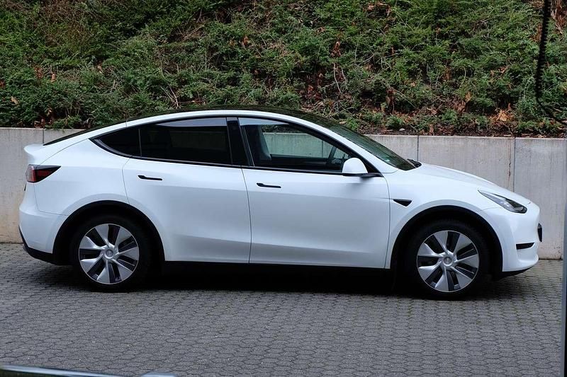 Gebraucht Tesla Model Y RWD 255 kW (347 PS) 2024 Weiß perleffekt SUV
