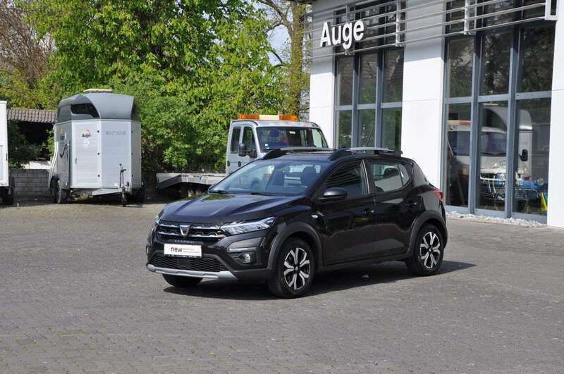 Perlmuttschwarz metallic (sch Gebraucht 2022 Dacia Sandero Comfort Kleinwagen | 13.900 € (Fairer Preis) - Bild 1/4
