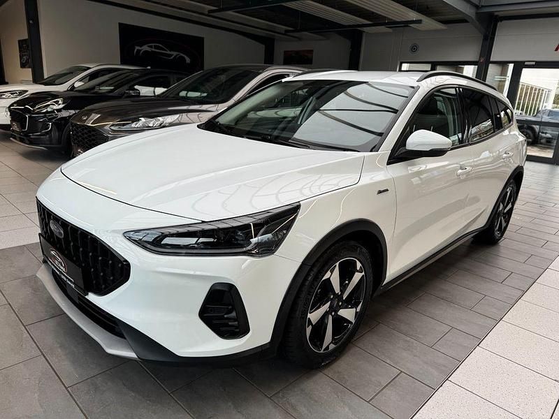 Weiß Gebraucht 2023 Ford Focus Active X Limousine | 18.900 € (Fairer Preis) - Bild 1/4