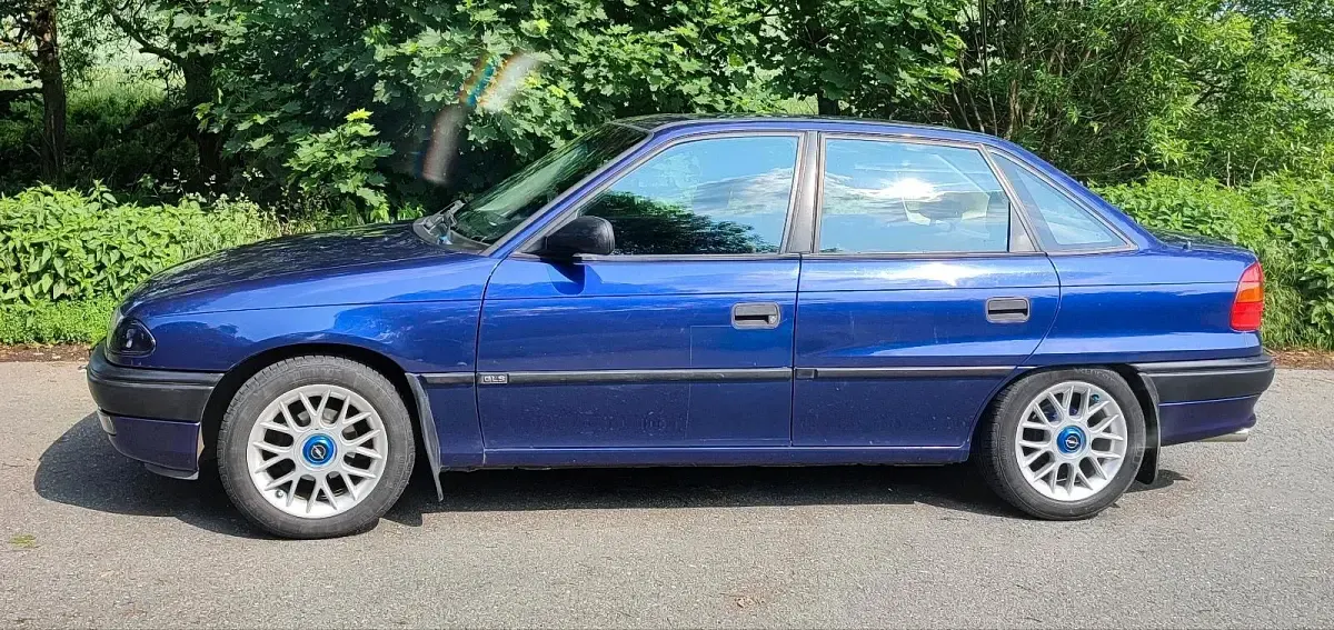 Gebraucht Opel Astra 71 PS (52 kW) 1995 Blau Limousine