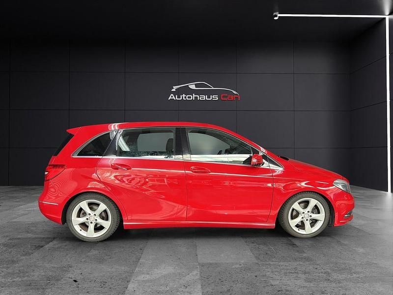 Gebraucht Mercedes B180 109 PS (80 kW) 2013 Rot Van / Kleinbus