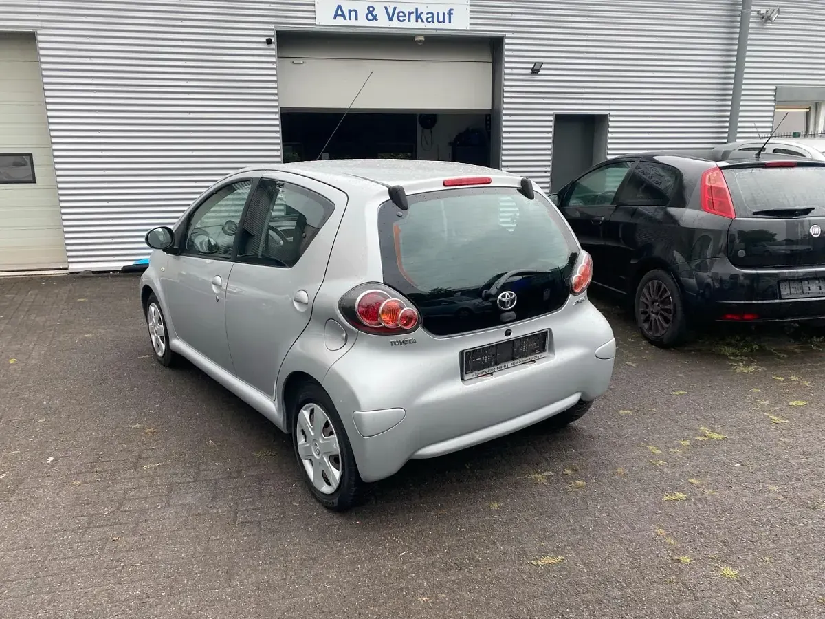 Gebraucht Toyota Aygo 68 PS (50 kW) 2009 Silber Kleinwagen