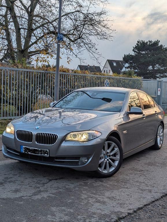 Grau Gebraucht 2013 BMW 520 Sport Line Limousine | 12.200 € (Fairer Preis) - Bild 1/4