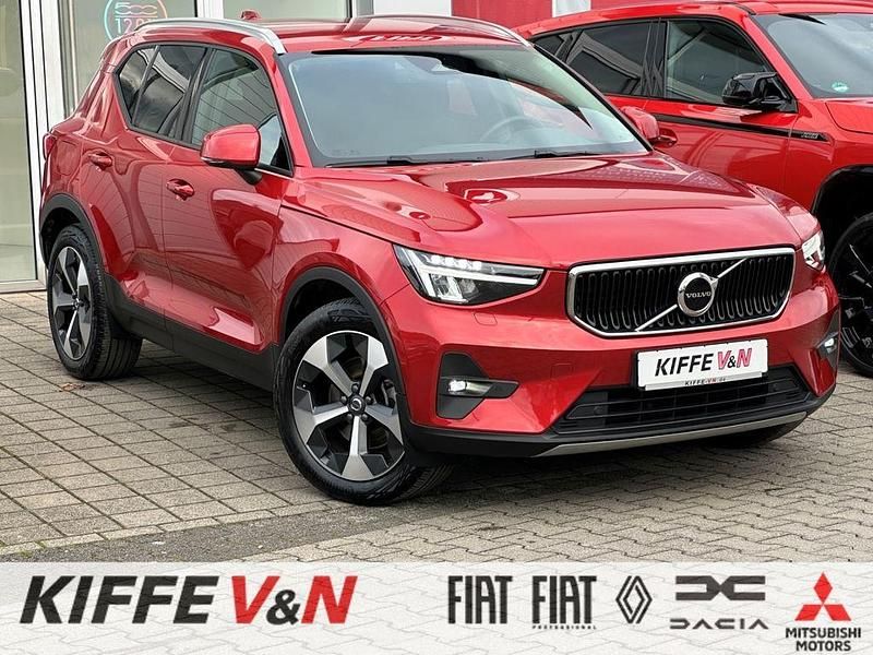 Fusion red / metallic Gebraucht 2023 Volvo XC40 Core SUV | 29.390 € (Superpreis) - Bild 1/4