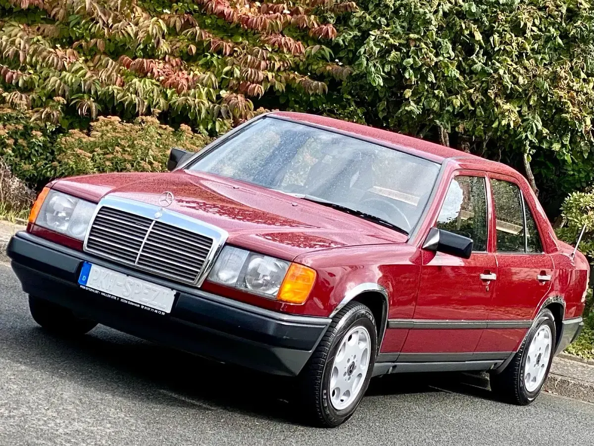 Gebraucht Mercedes 230 132 PS (97 kW) 1988 Rot Limousine
