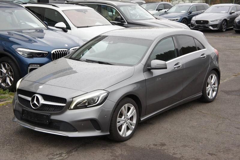 Grau Gebraucht 2015 Mercedes A200 Urban Limousine | 11.999 € (Fairer Preis) - Bild 1/4