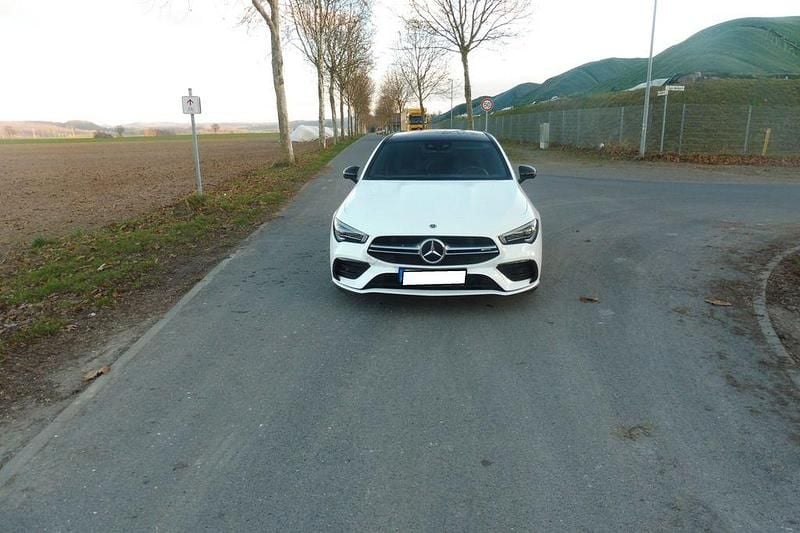 Weiß Gebraucht 2023 Mercedes CLA35 AMG Shooting Brake AMG Kombi | 34.000 € (Superpreis) - Bild 1/4